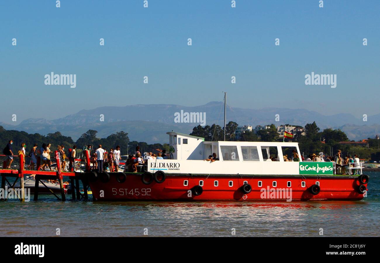 Regina traghetto rosso e bianco con una coda di persone che imbarcano El Puntal Santander Cantabria Spagna Foto Stock