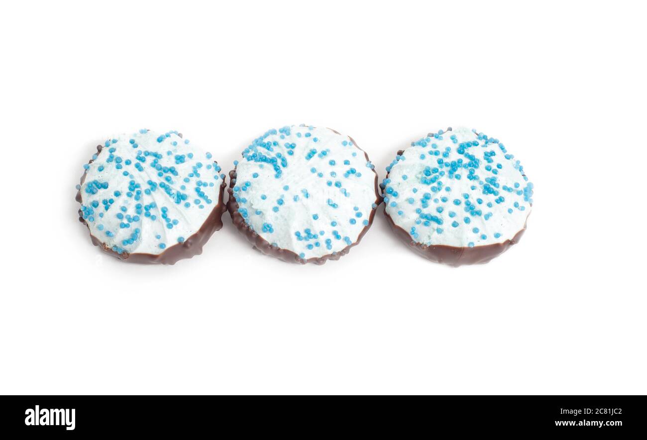 Marshmallows di cocco blu con cioccolato su sfondo bianco, isolato Foto Stock