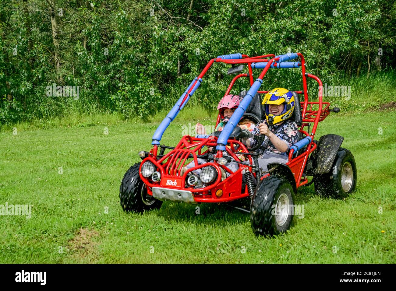 Ragazze che guidano quad, ATV, veicoli fuoristrada ricreazione Alberta, Canada Foto Stock