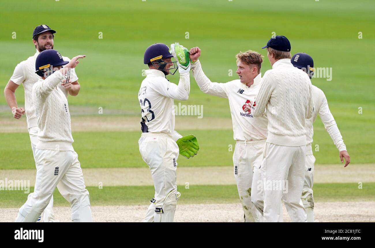Dom Bess dell'Inghilterra festeggia con i suoi compagni di squadra dopo aver preso il wicket del Jason Holder delle Indie Occidentali durante il quinto giorno del secondo test all'Emirates Old Trafford, Manchester. Foto Stock