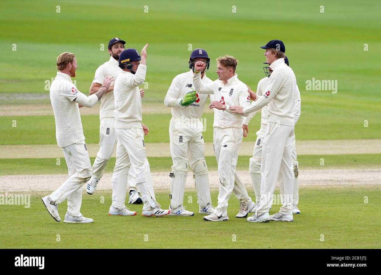 Dom Bess dell'Inghilterra festeggia con i suoi compagni di squadra dopo aver preso il wicket del Jason Holder delle Indie Occidentali durante il quinto giorno del secondo test all'Emirates Old Trafford, Manchester. Foto Stock