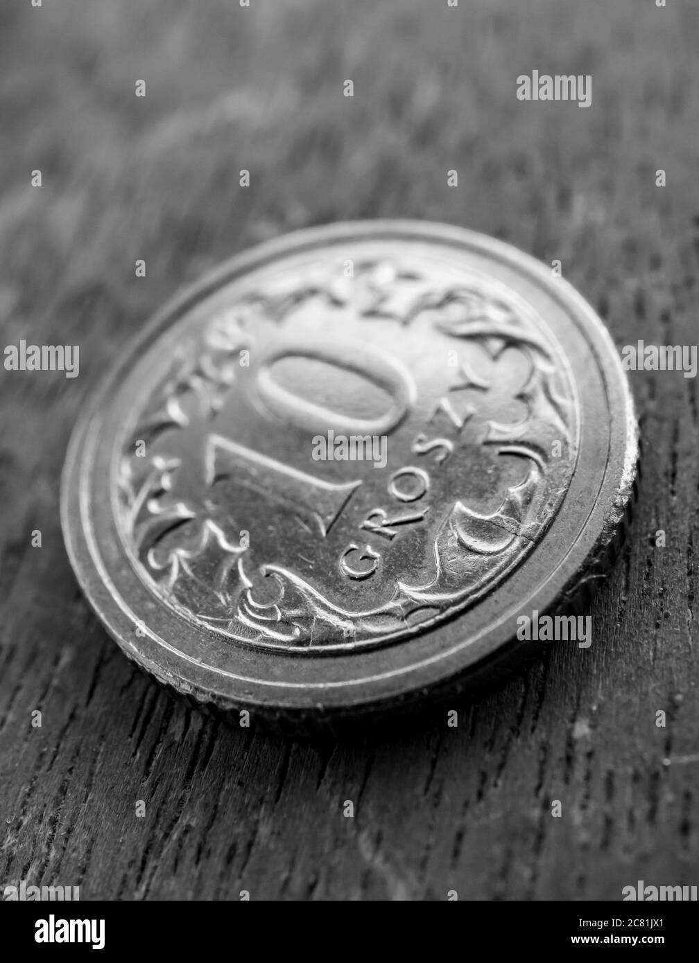POZNAN, POLONIA - 03 luglio 2020: Moneta polacca da dieci gozy che si stacca su una superficie di legno Foto Stock