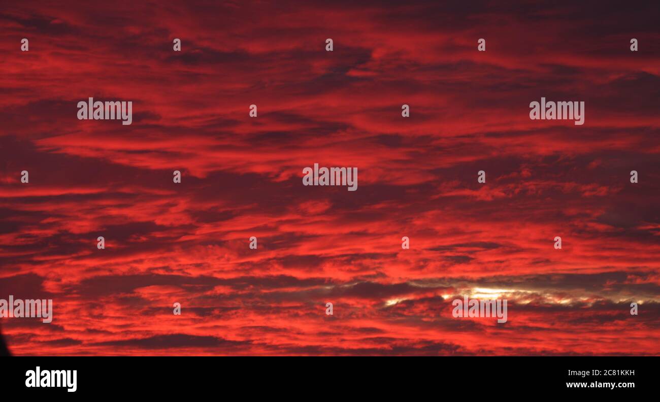 spettacolari nuvole rosse al tramonto, sfondo naturale Foto Stock