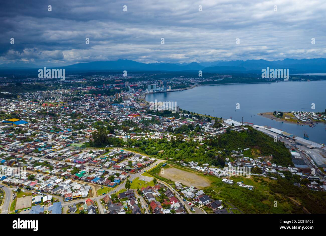 Vista aerea della città di Puerto Montt e la sua baia in un giorno nuvoloso Foto Stock