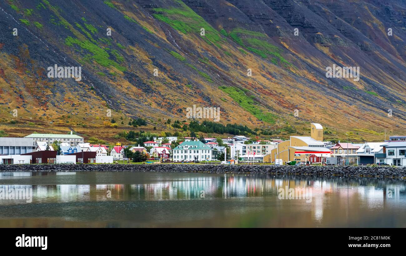 Città di Isafijorour, nel comune di Isafijaroarbaer; Isafijorour, Regione di Westfjords, Islanda Foto Stock