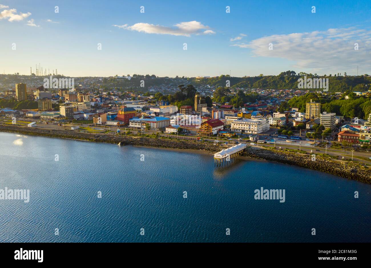 Vista aerea dalla baia al centro della città di Puerto Montt. Si può vedere la piazza e il suo molo Foto Stock