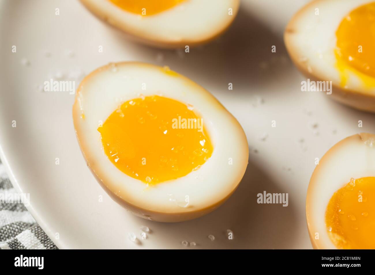 Uova di salsa di soia Unami fatte in casa con sale marino Foto Stock