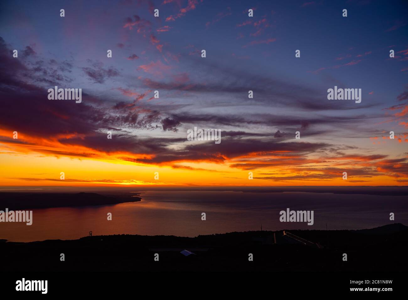 splendido tramonto sul lago llanquihue e le formazioni nuvolose. Puerto Varas, Cile Foto Stock