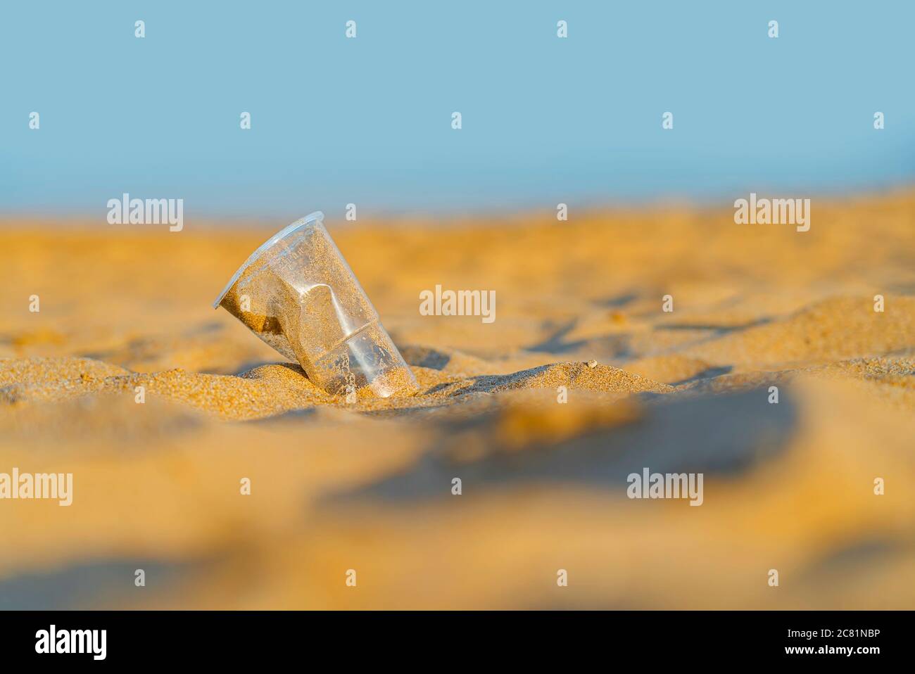 Coppa di plastica spazzatura sulla spiaggia dorata sabbia dell'oceano, playa de las Teresitas, Tenerife. Concetto di conservazione dell'ambiente. Mari Old oceani polluti Foto Stock