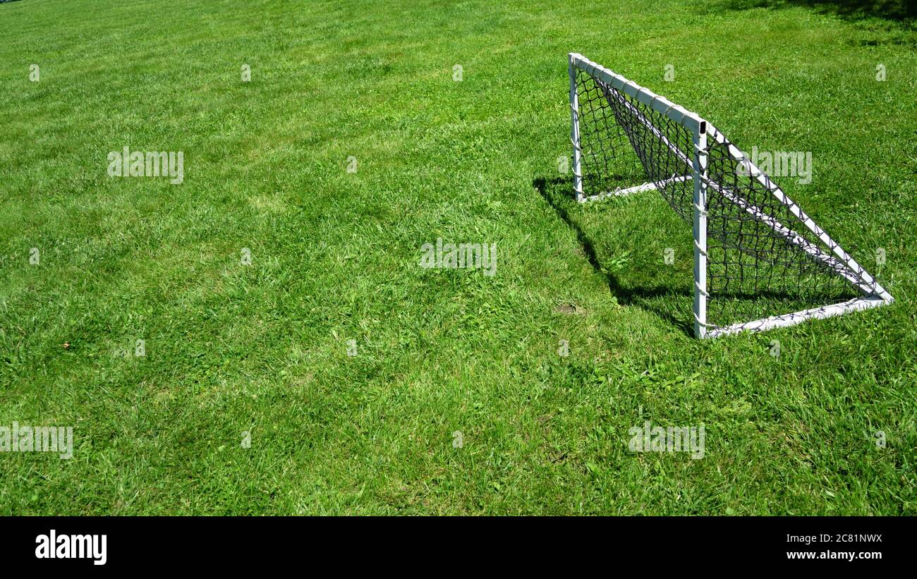 Vista del mini posto di calcio indipendente posto in rete sul campo da calcio esterno verde erba campo copia spazio Foto Stock