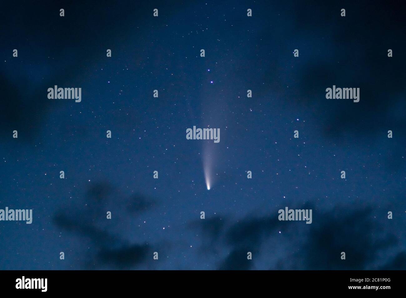 Cometa C/2020 F3 (NEOWISE) visto il 20 luglio 2020 dal Galles, Regno Unito durante il crepuscolo astronomico, circondato da nuvole. Emisfero settentrionale. Foto Stock