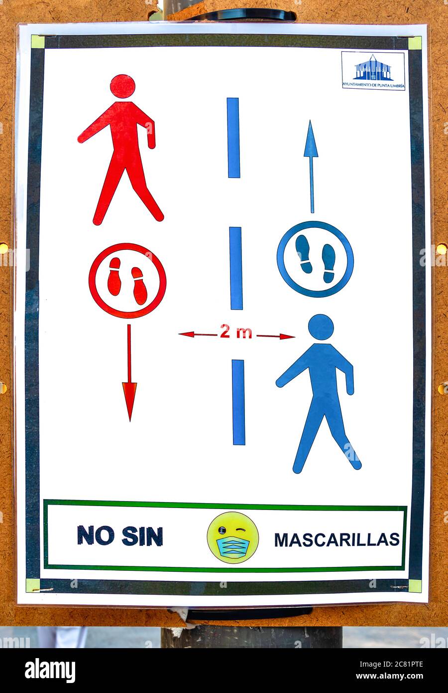 Punta Umbria, Huelva, Spagna - 10 luglio 2020: Poster su un palo con le regole per la circolazione pedonale per rispettare le distanze sociali. Nuovo normale in S Foto Stock