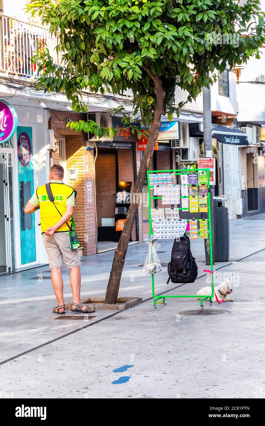 Punta Umbria, Huelva, Spagna - 10 luglio 2020: Uomo che vende biglietti per lotteria per aiutare i ciechi con il logo di un'organizzazione "once" Foto Stock