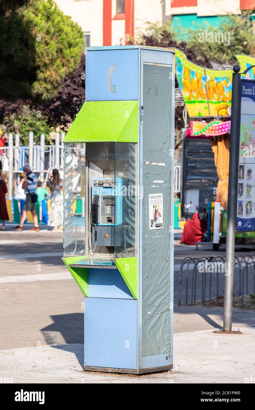 Punta Umbria, Huelva, Spagna - 10 luglio 2020: Chiosco telefonico pubblico lungo una strada del centro città. Uno dei vecchi e inutili telefoni pubblici che rimane in p Foto Stock