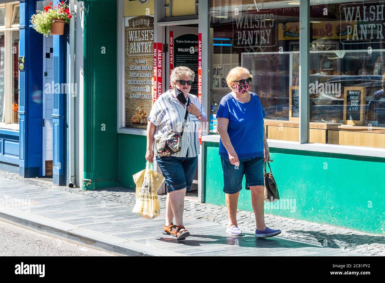 Clonakilty, West Cork, Irlanda. 20 luglio 2020. Oggi è stato il primo giorno di maschera obbligatoria indossando in negozi e negozi, a causa dell'aumento dei casi di Covid-19. Molti acquirenti a Clonakilty indossavano maschere, e altrettanto molti non lo facevano. Credit: Notizie dal vivo di AG/Alamy Foto Stock