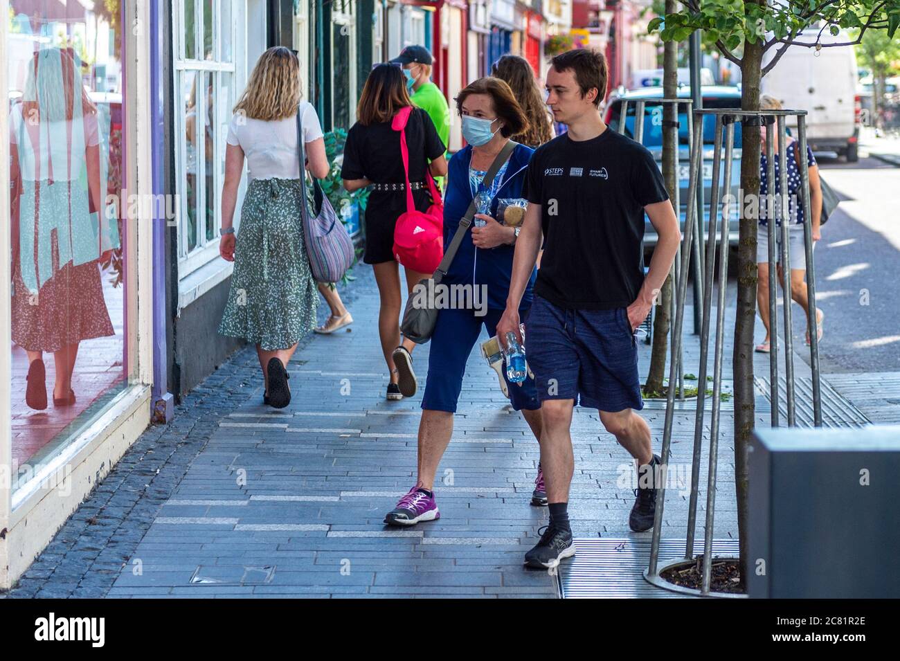 Clonakilty, West Cork, Irlanda. 20 luglio 2020. Oggi è stato il primo giorno di maschera obbligatoria indossando in negozi e negozi, a causa dell'aumento dei casi di Covid-19. Molti acquirenti a Clonakilty indossavano maschere, e altrettanto molti non lo facevano. Credit: Notizie dal vivo di AG/Alamy Foto Stock