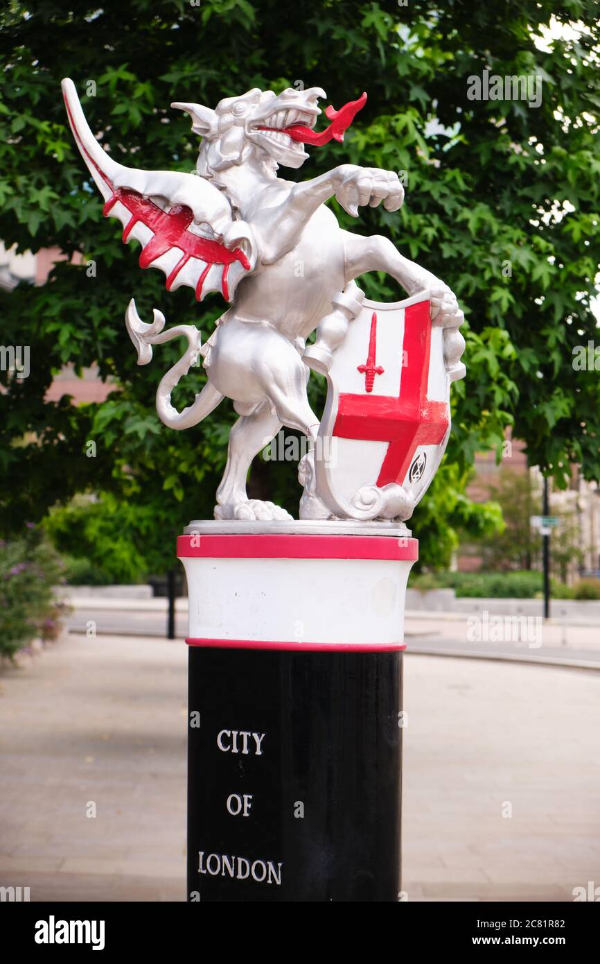 Simbolo del confine del drago della City of London all'intersezione di Aldgate High Street con Middlesex Street Foto Stock