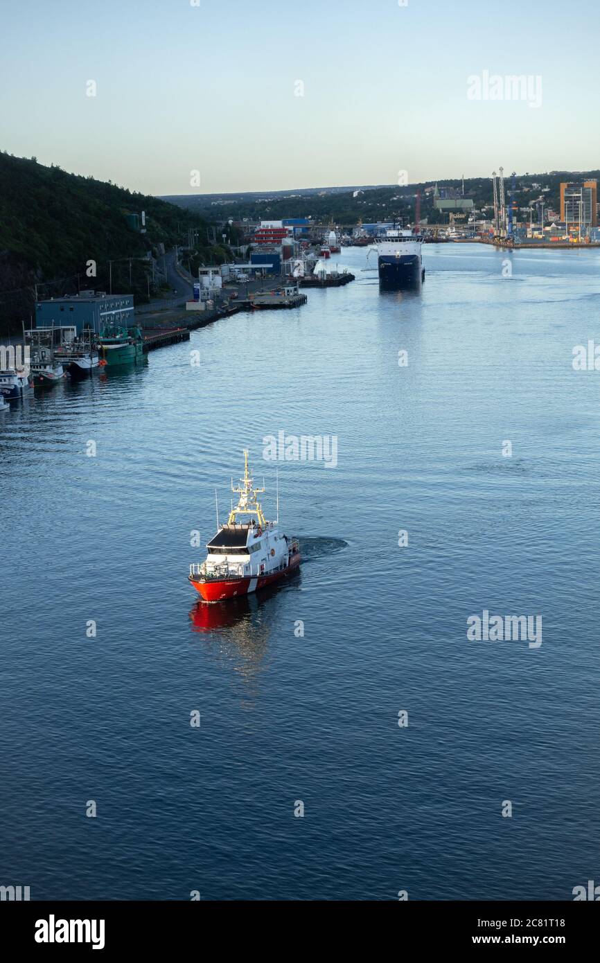 La Guardia Costiera canadese sar Lifeboat Conception Bay lascia il porto di St John's, Terranova e Labrador Canada Foto Stock