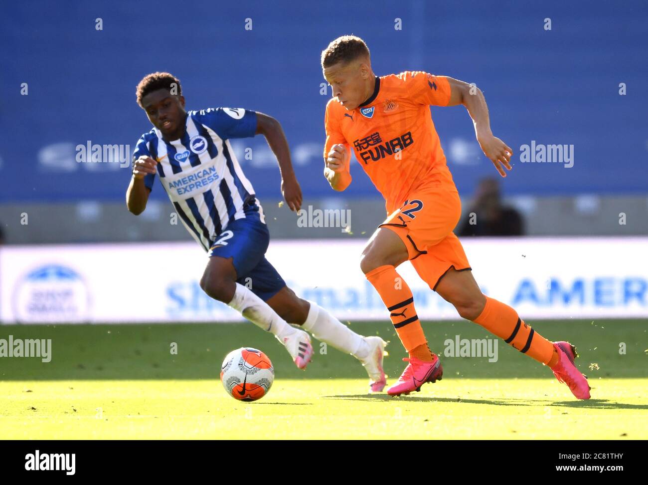 Brighton e Hove Albion's Tariq Lamptey (a sinistra) e Newcastle United's Dwight Gayle battaglia per la palla durante la Premier League presso l'Amex Stadium di Brighton. Foto Stock