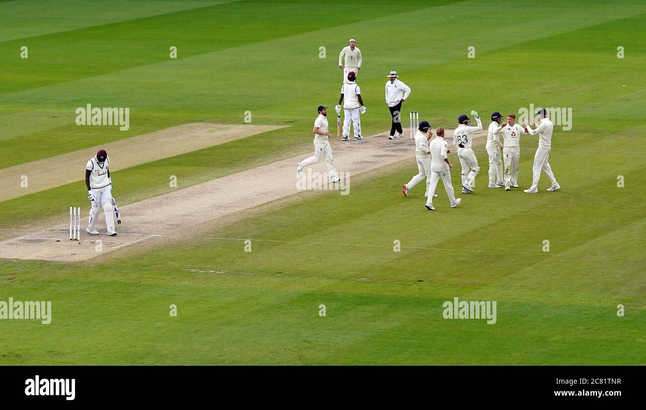 Dom Bess dell'Inghilterra festeggia con i suoi compagni di squadra dopo aver preso il wicket del Jason Holder delle Indie Occidentali durante il quinto giorno del secondo test all'Emirates Old Trafford, Manchester. Foto Stock