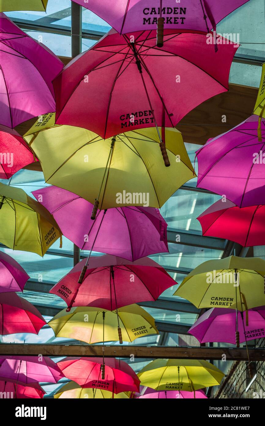 Ombrelli colorati appesi alle famose scuderie Camden di Londra durante la pandemia Foto Stock
