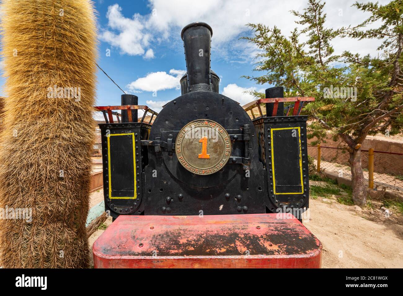 Locomotiva Baldwin 14301, costruita nel 1895, parzialmente restaurata e sacchizzata sopra l'ingresso della miniera; Pulacayo, Dipartimento di Potosi, Bolivia Foto Stock