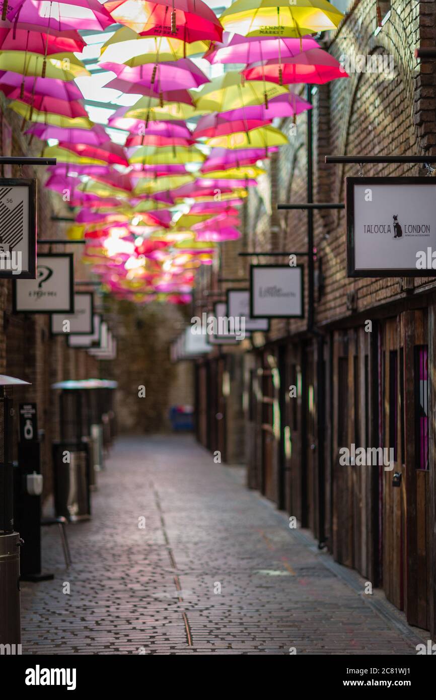 Ombrelli colorati appesi nelle famose Camden Stables di Londra Foto stock -  Alamy