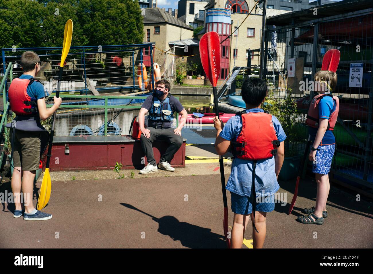 L'Islington Boat Club ospita una sessione giovanile sulle acque del canale, 2020. Foto Stock