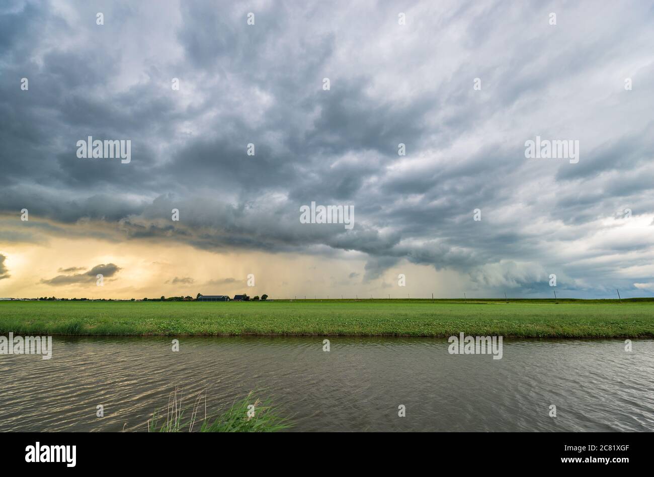 Arcus o scaffale nuvola sulla campagna dell'Olanda durante il tramonto Foto Stock
