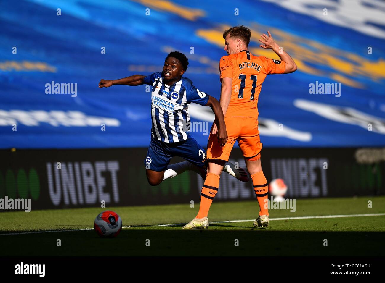 Brighton e Hove Albion's Tariq Lamptey (a sinistra) e Newcastle United's Matt Ritchie battaglia per la palla durante la Premier League presso l'Amex Stadium di Brighton. Foto Stock
