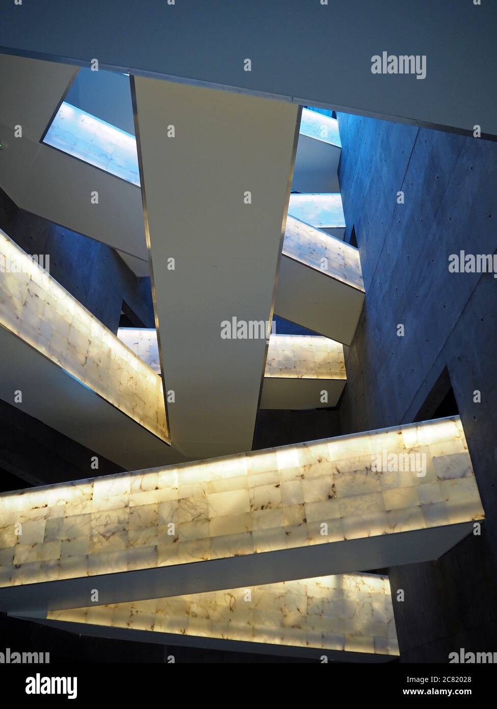 Passerelle all'interno del Canadian Museum for Human Rights, Winnipeg, Manitoba, Canada Foto Stock