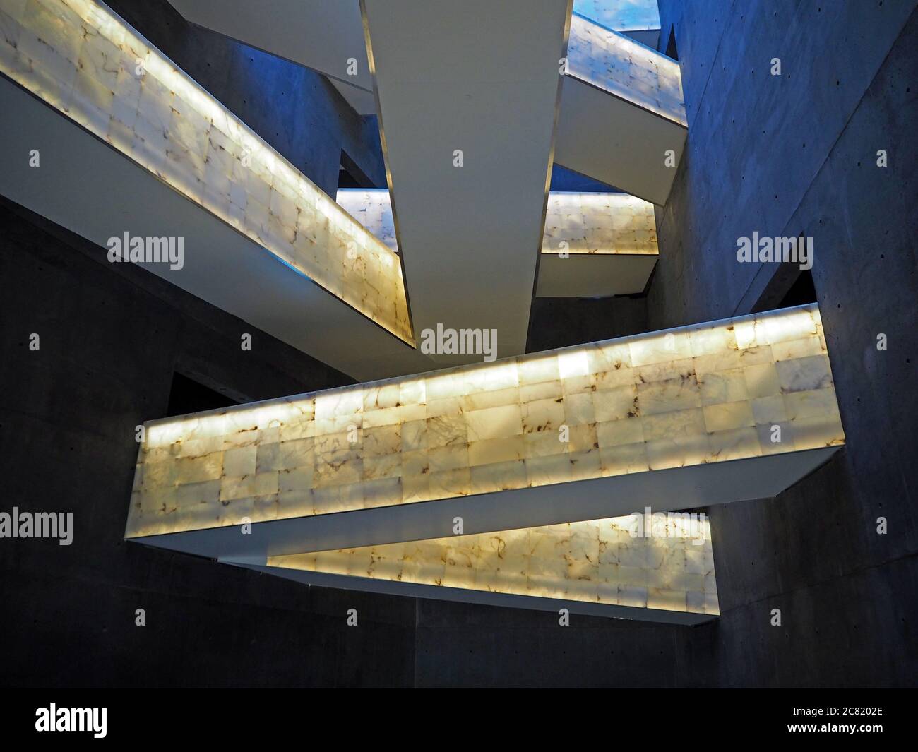 Passerelle all'interno del Canadian Museum for Human Rights, Winnipeg, Manitoba, Canada Foto Stock