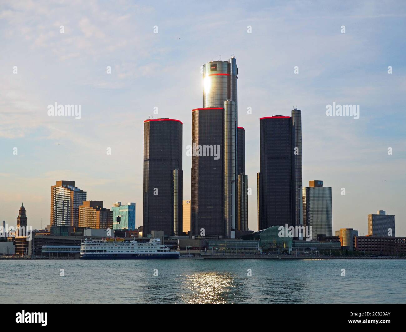 Centro di Detroit, Michigan e sede centrale della GM, visto da Windsor, Ontario, Canada Foto Stock