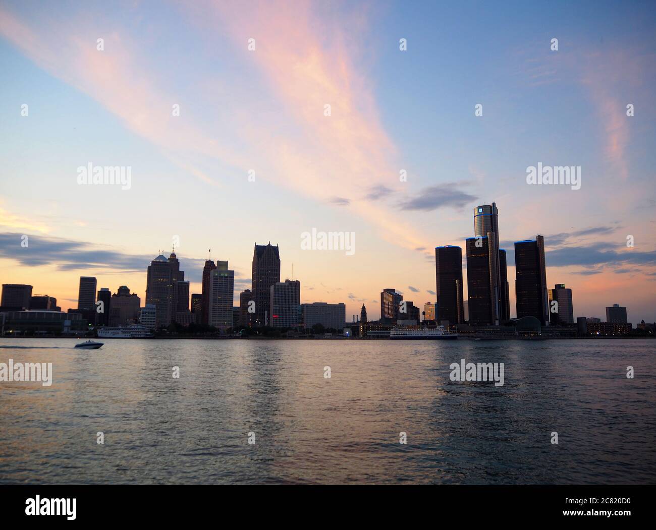 Centro di Detroit, Michigan e sede centrale della GM, visto da Windsor, Ontario, Canada Foto Stock