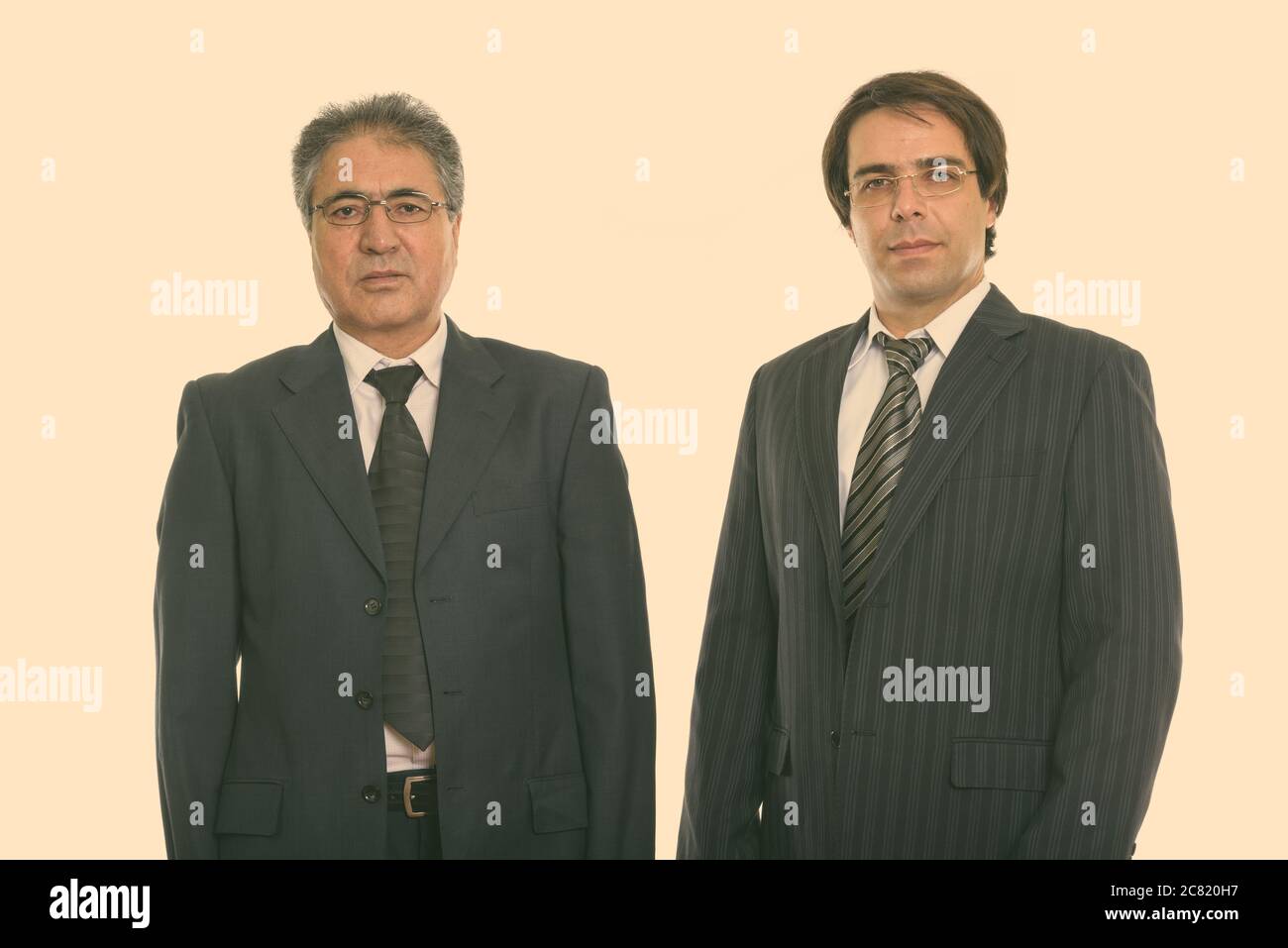 Studio shot di giovani e senior imprenditore Persiano Foto Stock