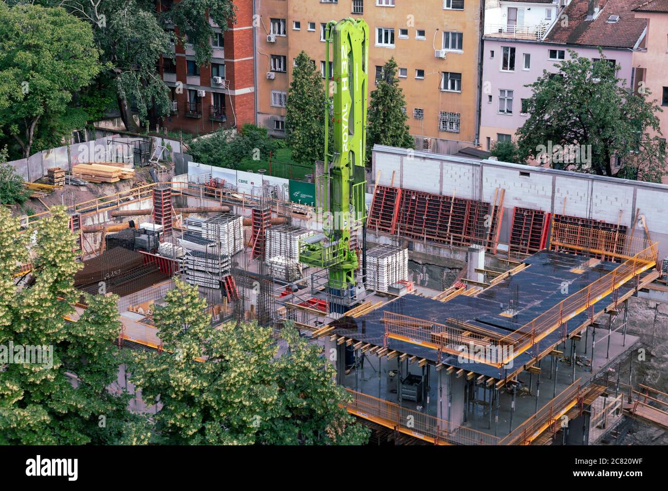 Belgrado, Serbia, 1 giugno 2020: Vista del complesso di appartamenti cantiere a Zemun Foto Stock