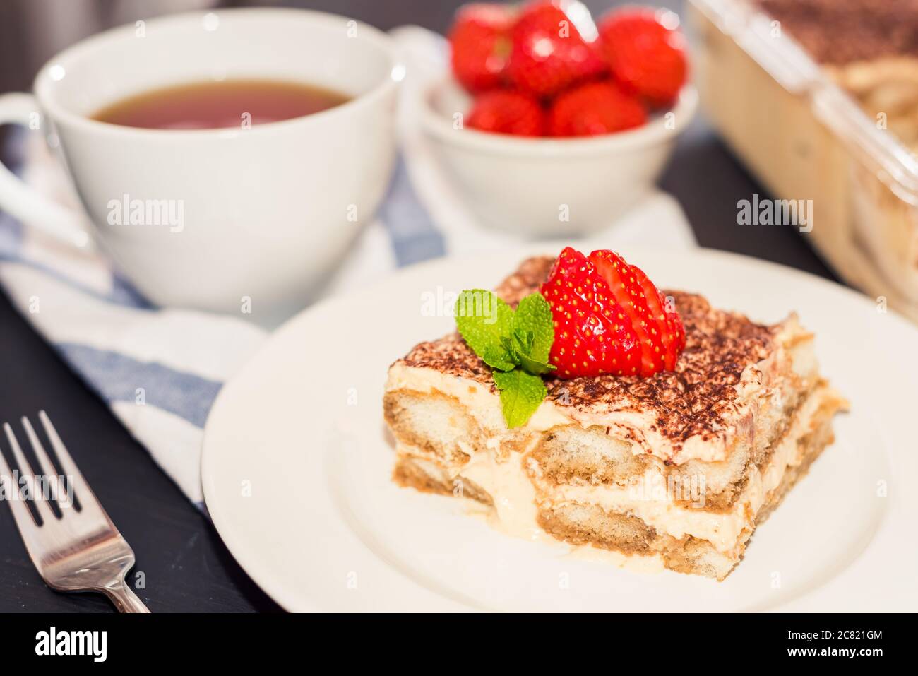 Tiramisù - Dessert classico guarnito con fragola e menta Foto Stock