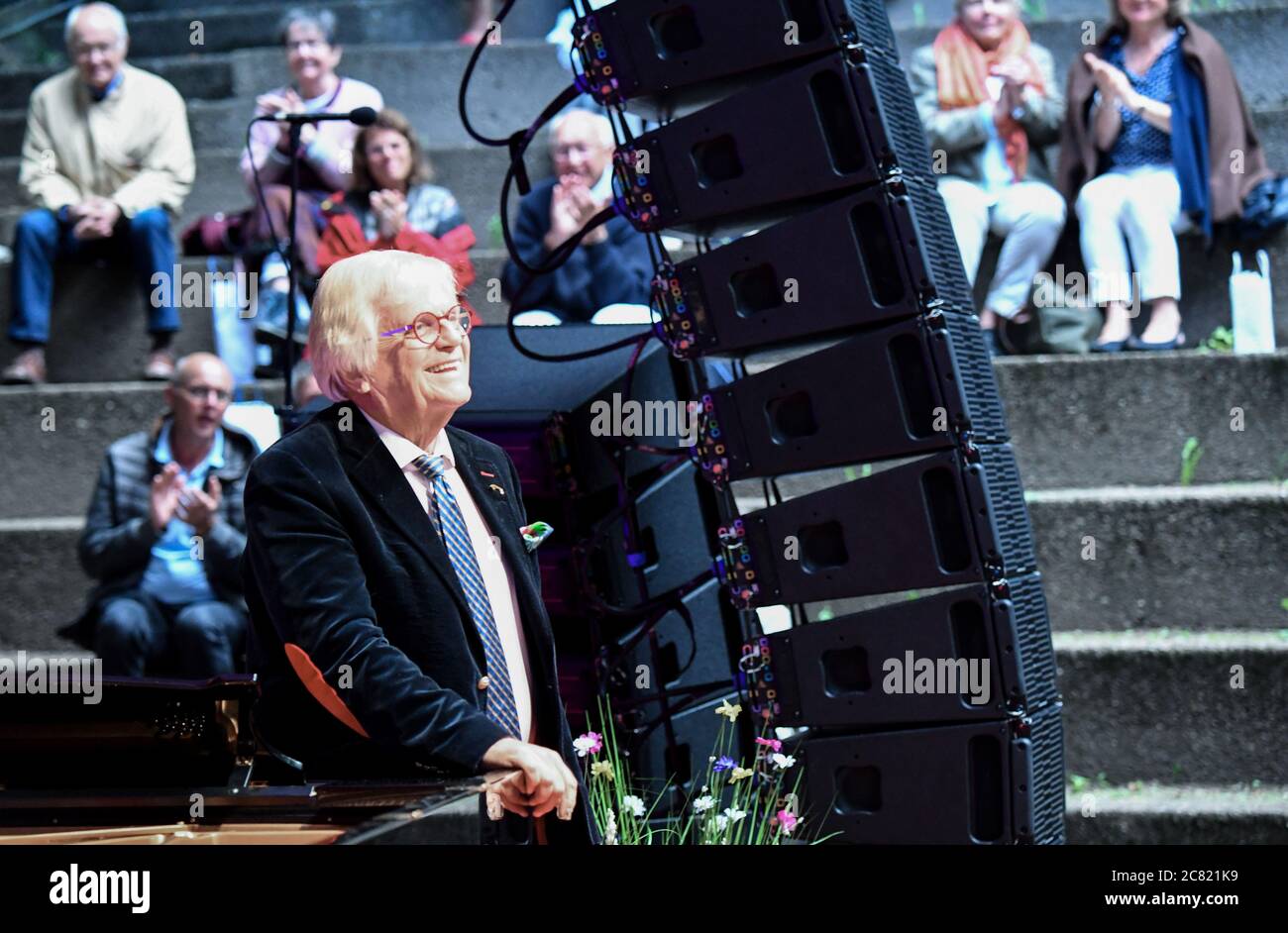 Kiel, Germania. 20 luglio 2020. Justus Frantz si trova sul palco del suo pianoforte a coda al Krusenkoppel. Il concerto all'aperto si svolge di fronte a 500 ospiti secondo le norme vigenti per le precauzioni Corona. Credit: Carsten Rehder/dpa/Alamy Live News Foto Stock