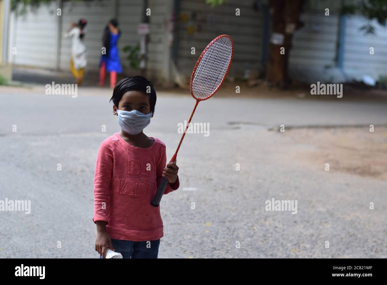 Hyderabad, Telangana, India. luglio-20-2020: I bambini soffrono di virus corona che indossano maschere durante i giochi Foto Stock