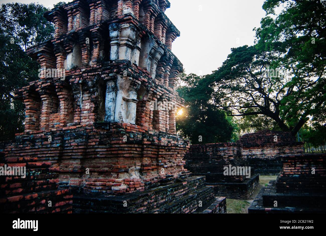Antiche rovine buddiste nel Parco storico di Sukhothai nella provincia di Sukhothai, Thailandia, Sud-est asiatico Foto Stock