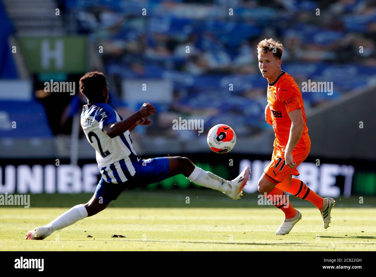 Matt Ritchie (a destra) di Newcastle United e la battaglia di Tariq Lamptey di Brighton e Hove Albion per la palla durante la partita della Premier League all'Amex Stadium di Brighton. Foto Stock