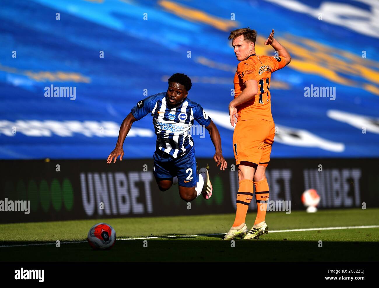 Brighton e Hove Albion's Tariq Lamptey (a sinistra) e Newcastle United's Matt Ritchie battaglia per la palla durante la Premier League presso l'Amex Stadium di Brighton. Foto Stock