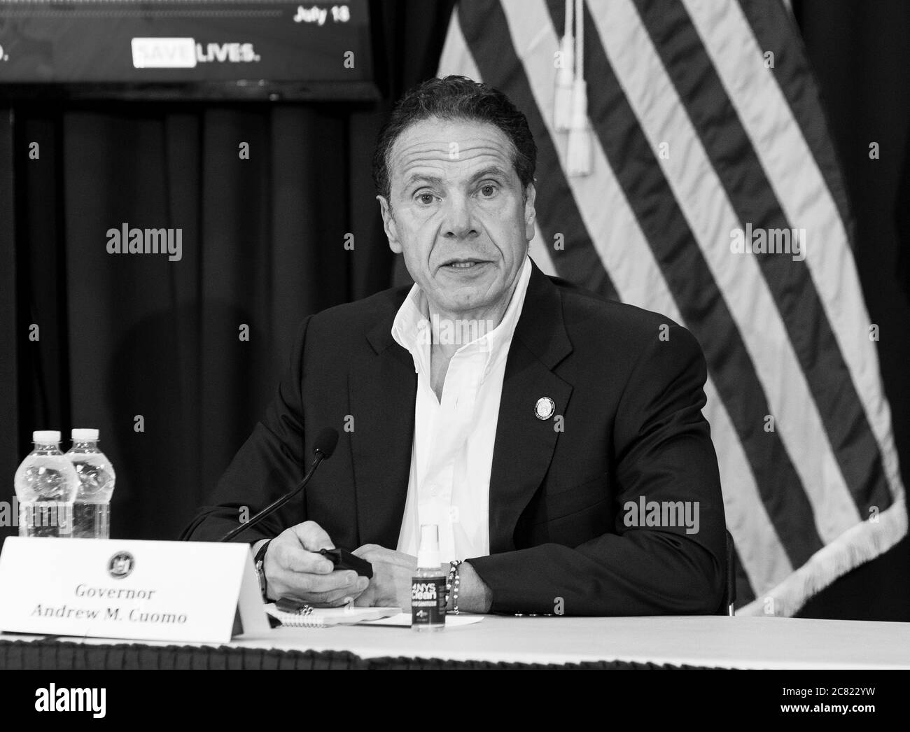 New York, Stati Uniti. 20 luglio 2020. Il governatore dello stato di New York Andrew Cuomo fa un annuncio e tiene un briefing sui media presso il Port Authority Administration Building di JFK. Il governatore ha detto che le autorità locali devono imporre le distanze sociali e maschere facciali indossando. Il governatore Andrew Cuomo ha avvertito di un potenziale ritorno alle riaperture di bar e ristoranti se la città non riesce a trovare un'azione comune. Credit: Pacific Press Agency/Alamy Live News Foto Stock