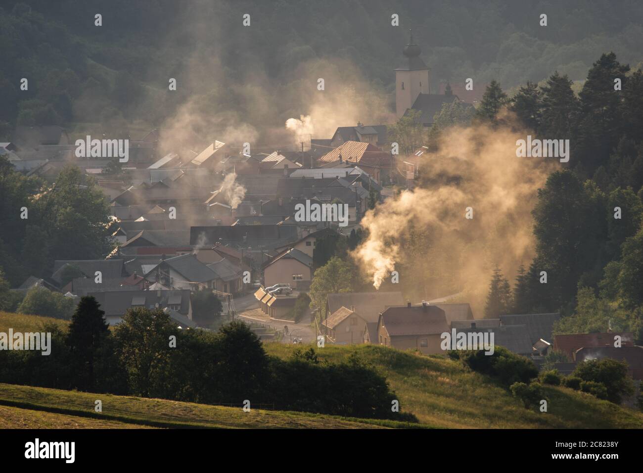 villaggio di montagna nella valle soffocando con fumo e smog da legna e carbone-stufa Foto Stock
