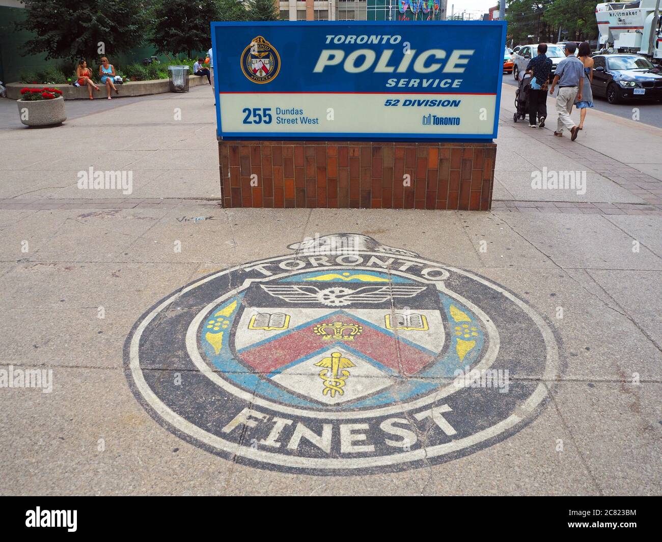 Toronto Police Service Toronto Murale più raffinato, fuori 52 Divisione, Toronto, Canada Foto Stock