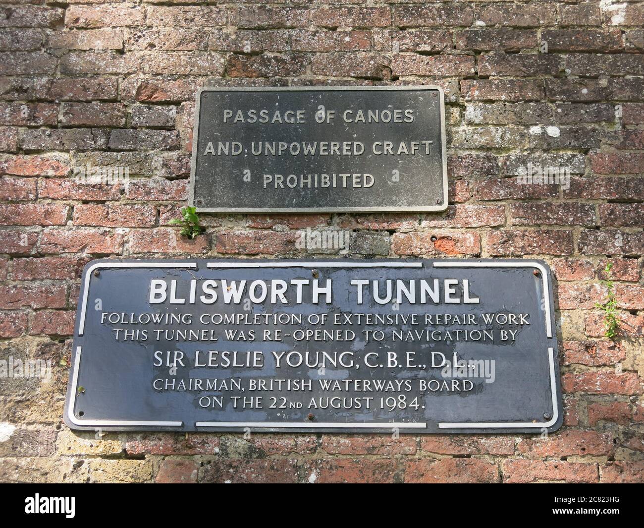 Una targa commemorativa all'ingresso di Stoke Bruerne del tunnel di Blisworth per la sua riapertura nel 1984 dopo lavori di riparazione e di miglioramento. Foto Stock