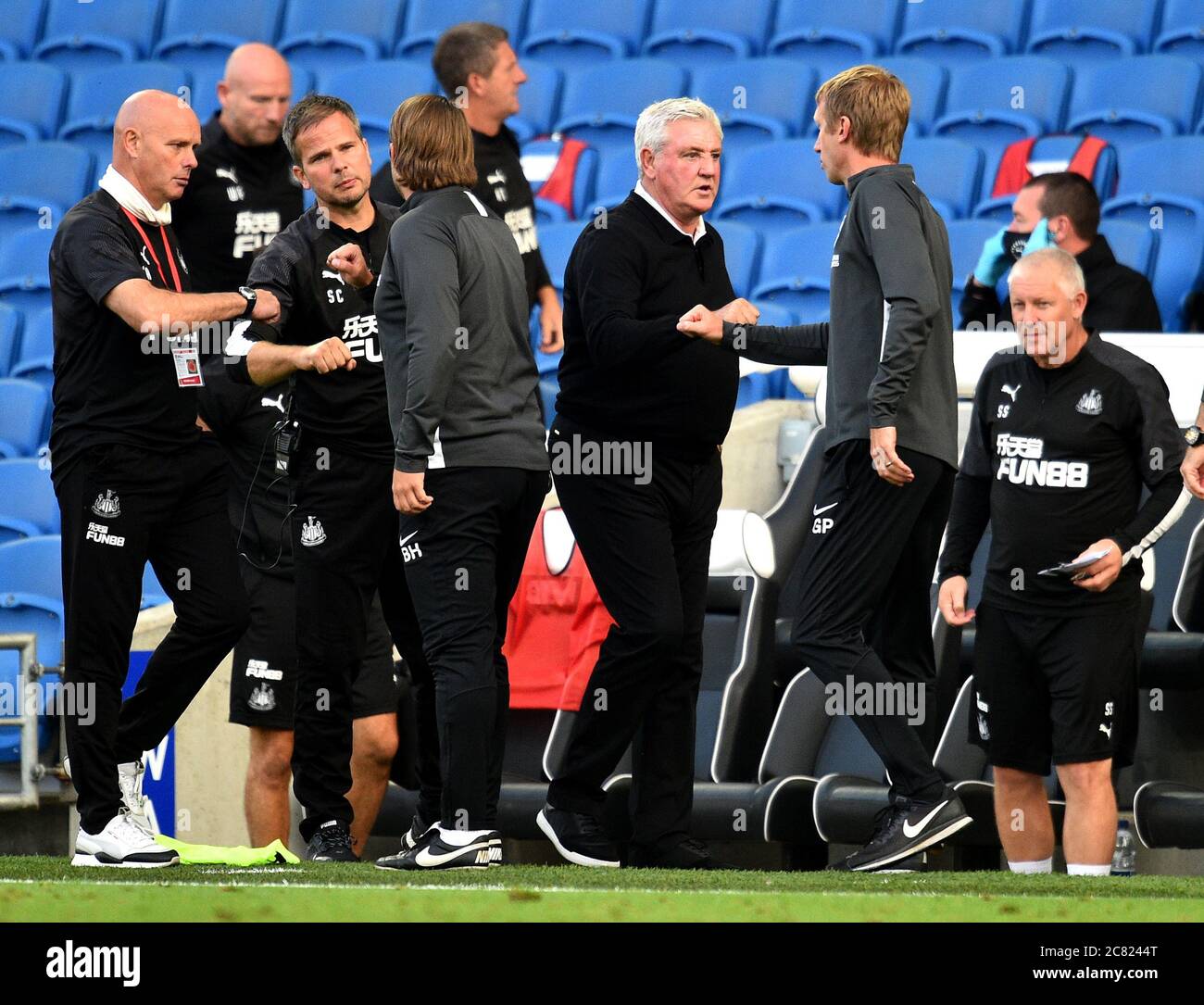 Il manager Steve Bruce e Brighton di Newcastle United e il manager di Hove Albion Graham Potter (a destra) si sono pugnalati dopo la partita della Premier League all'Amex Stadium di Brighton. Foto Stock