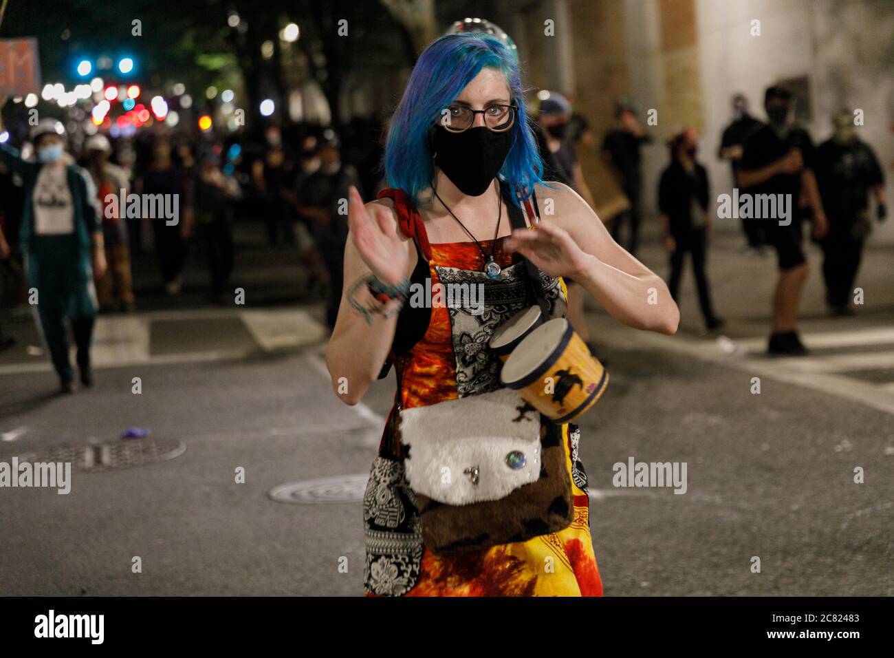 Portland, Stati Uniti. 20 luglio 2020. I manifestanti smantellano una recinzione presso il Tribunale federale di Portland, Oregon, il 19 luglio 2020 e vengono accolti con gas lacrimogeni, munizioni e cariche di polizia. (Foto di John Rudoff/Sipa USA) Credit: Sipa USA/Alamy Live News Foto Stock