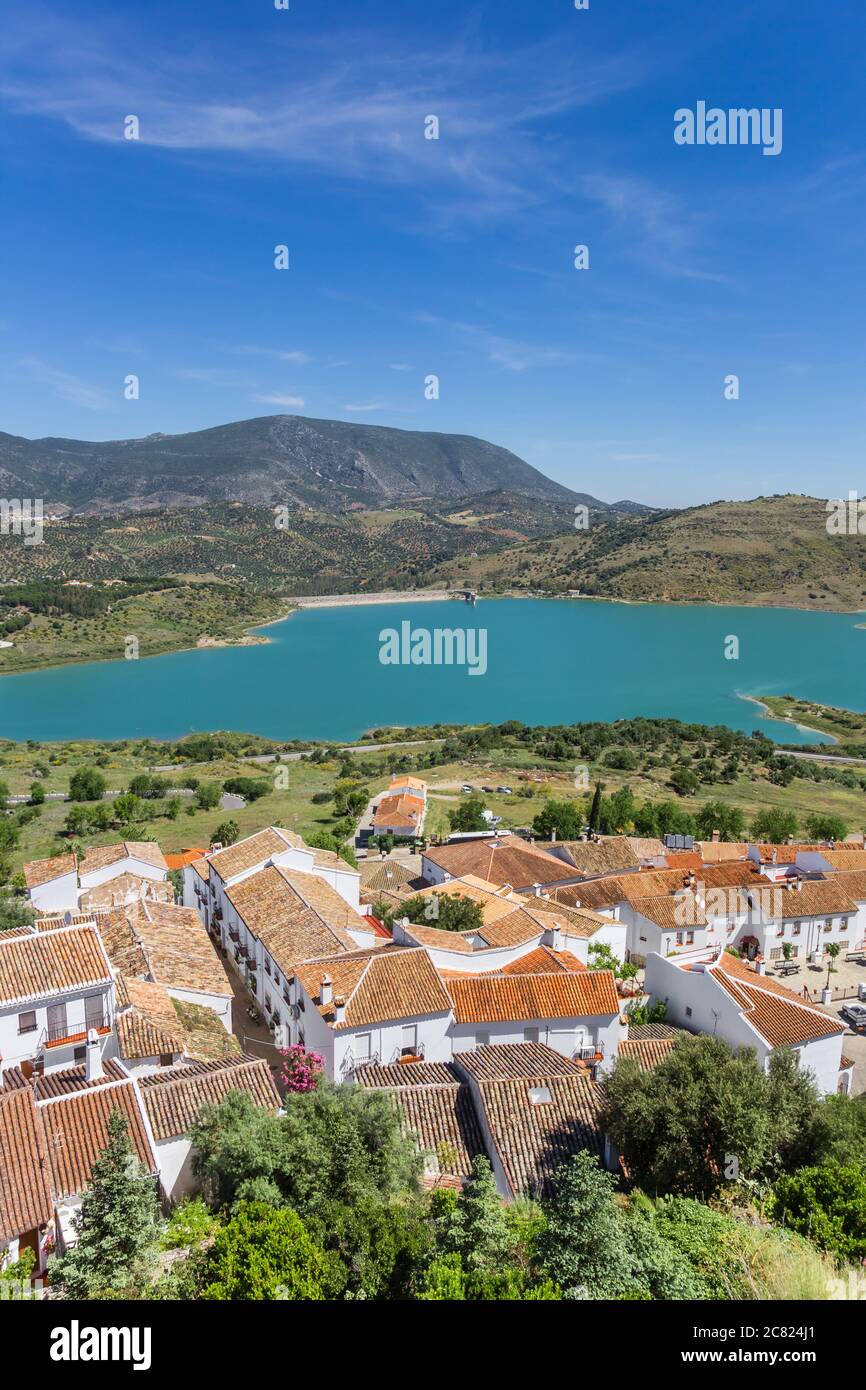 Zahara de la Sierra village presso il lago di Grazalema parco naturale, Spagna Foto Stock