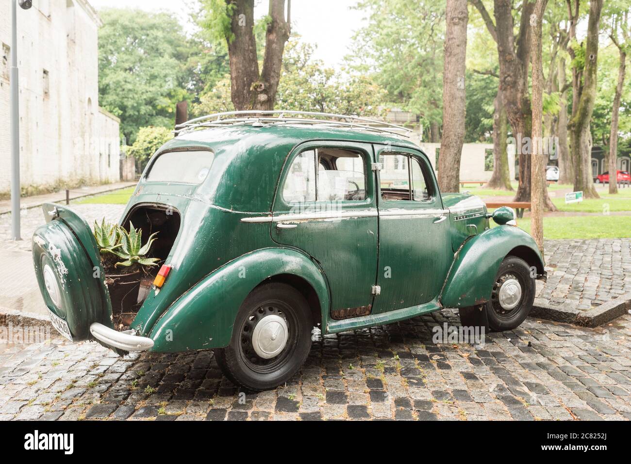 Colonia del Sacramento / Uruguay; 2 gennaio 2019: Vauxhall 10-4, una piccola auto classica britannica per famiglie. È parcheggiato, il suo vano bagagli è aperto, e vi è Foto Stock